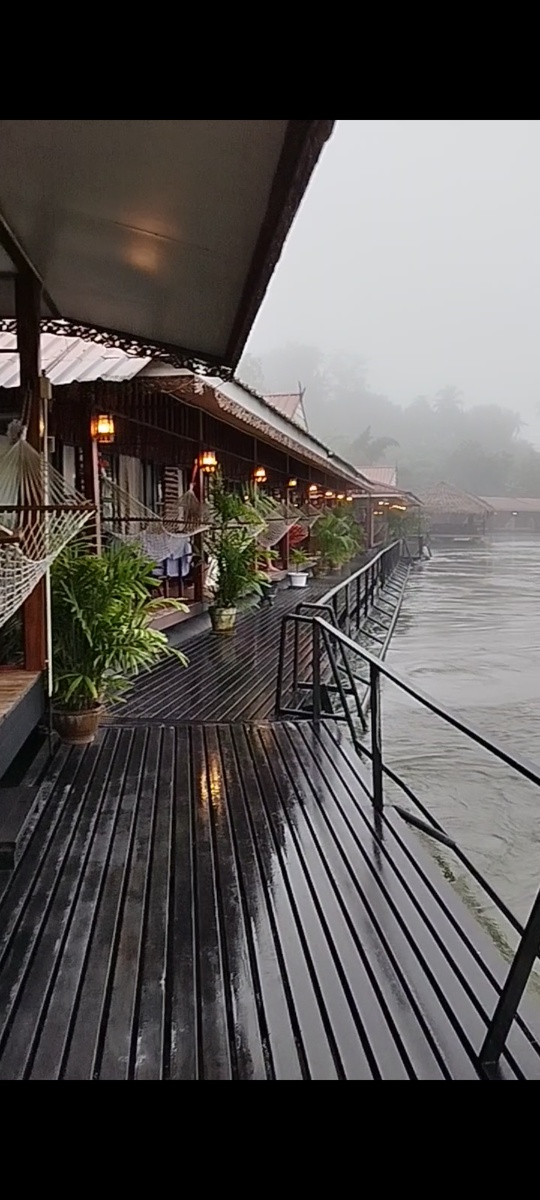 Отель на реке . Раннее утро 