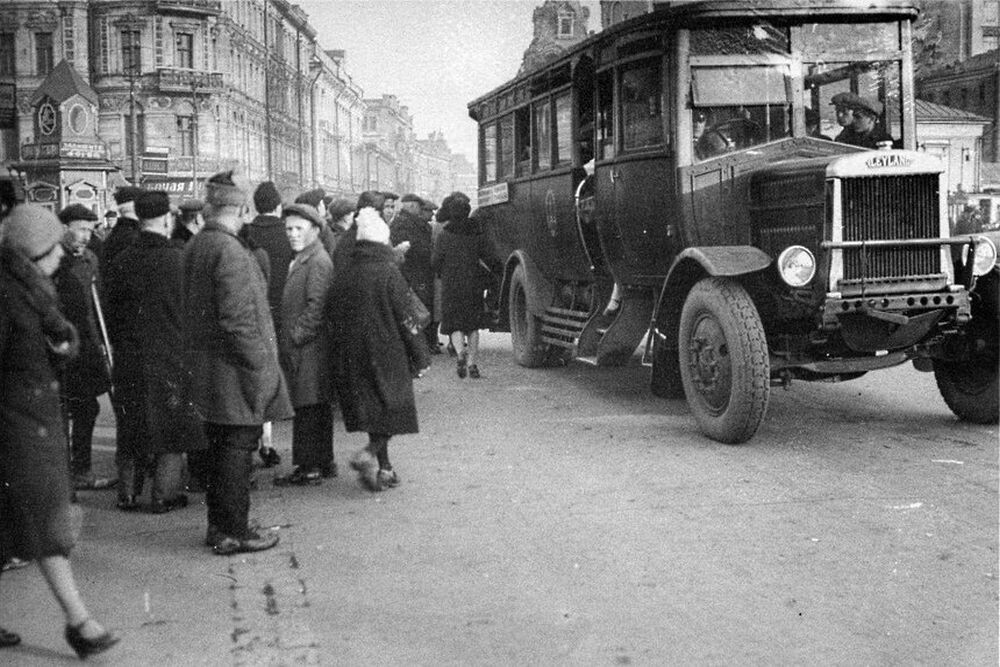 советские люди стоят в очереди на автобус (фото из интернета)