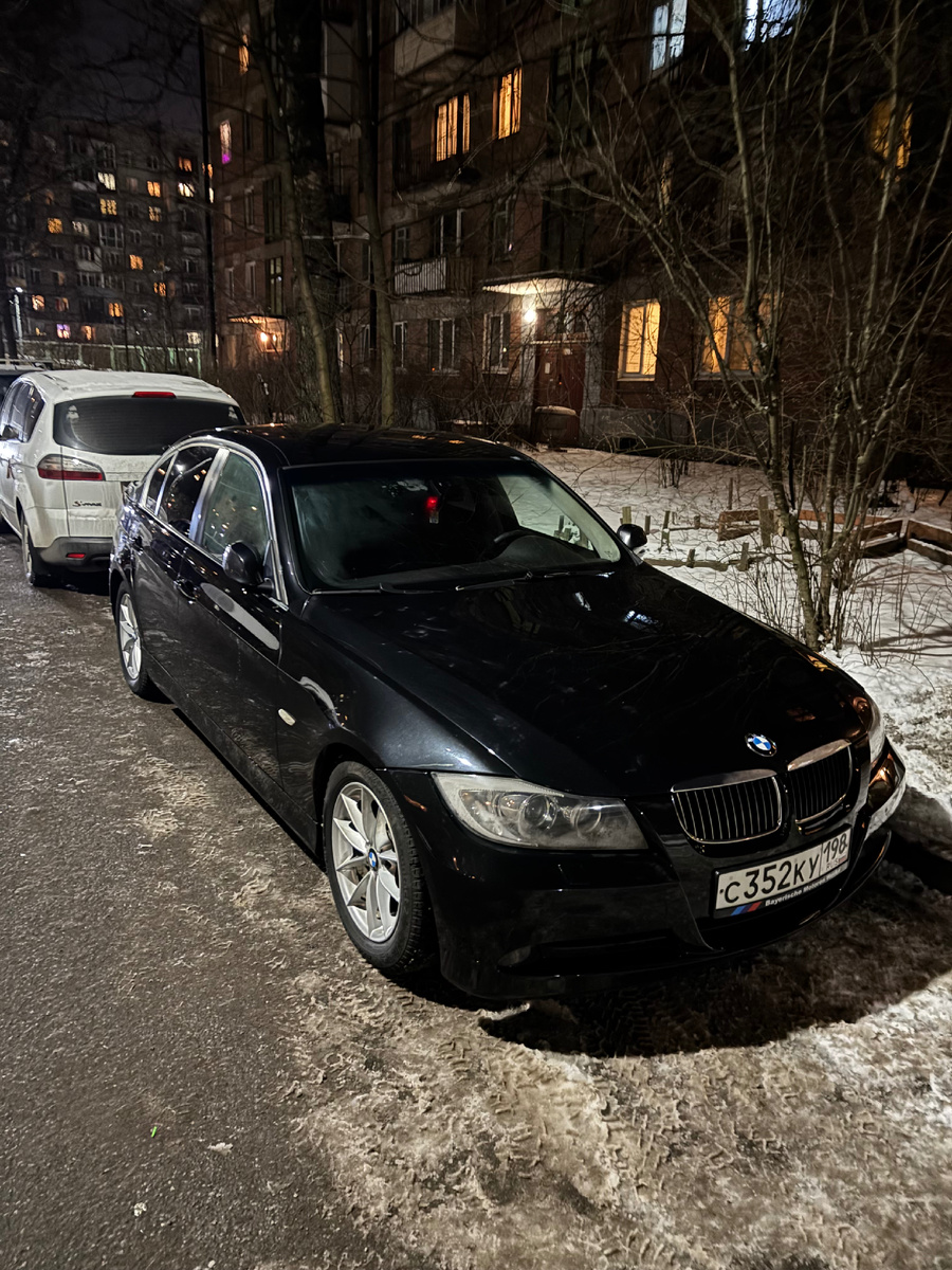 Только что помытая машина, жаль что зимой очень быстро становится обратно грязным