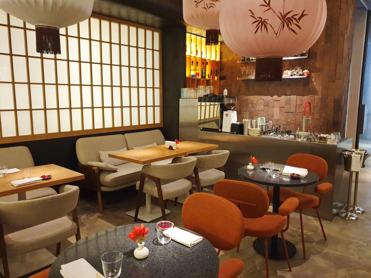 Общий вид зала ресторана Coba