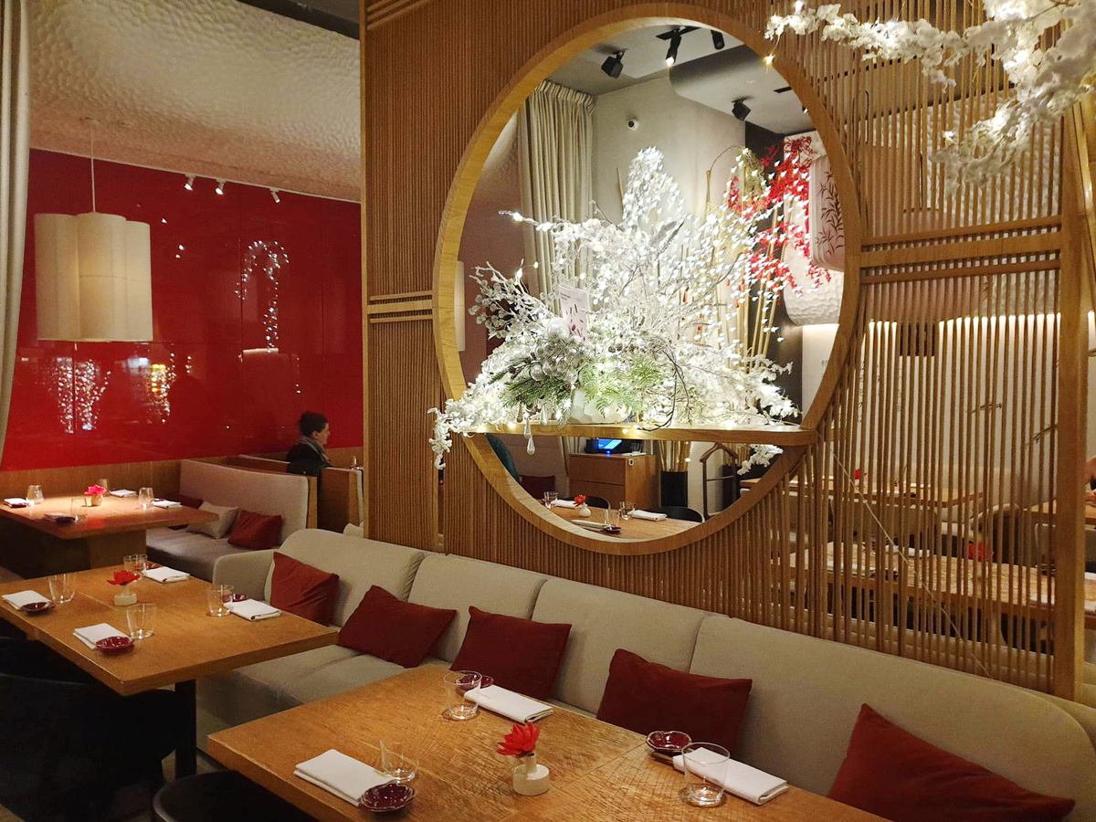 Общий вид зала ресторана Coba