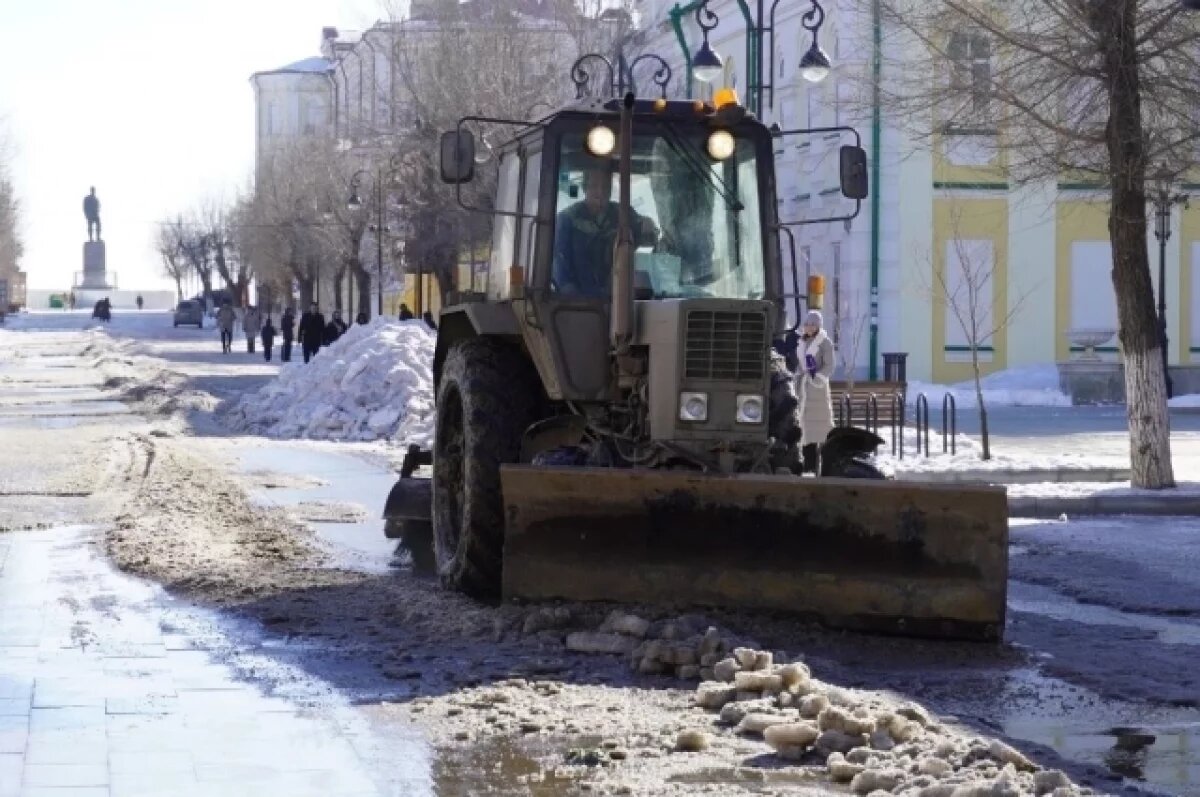   Коммунальные службы счищают наледь на улицах Оренбурга