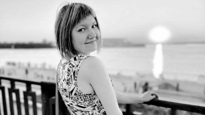 Вике был 21 год.