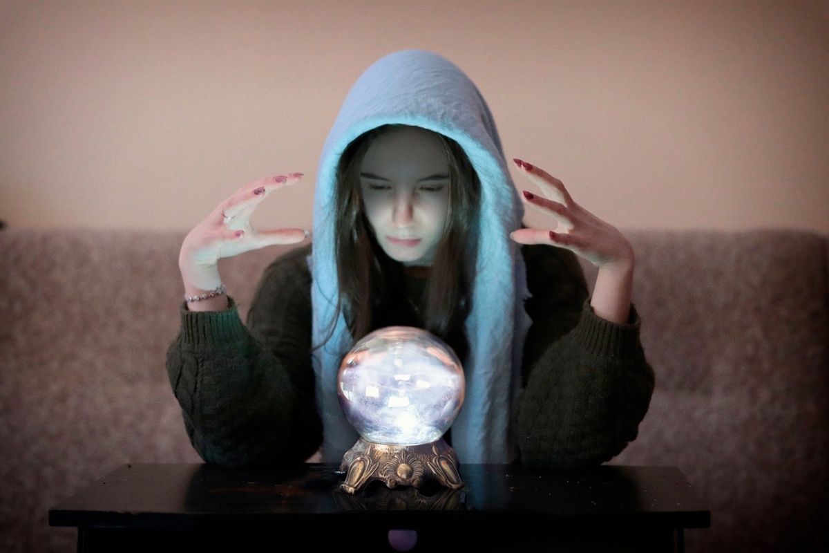    Гадалка. Фото: "Республика"/ Даниил Рыжихин