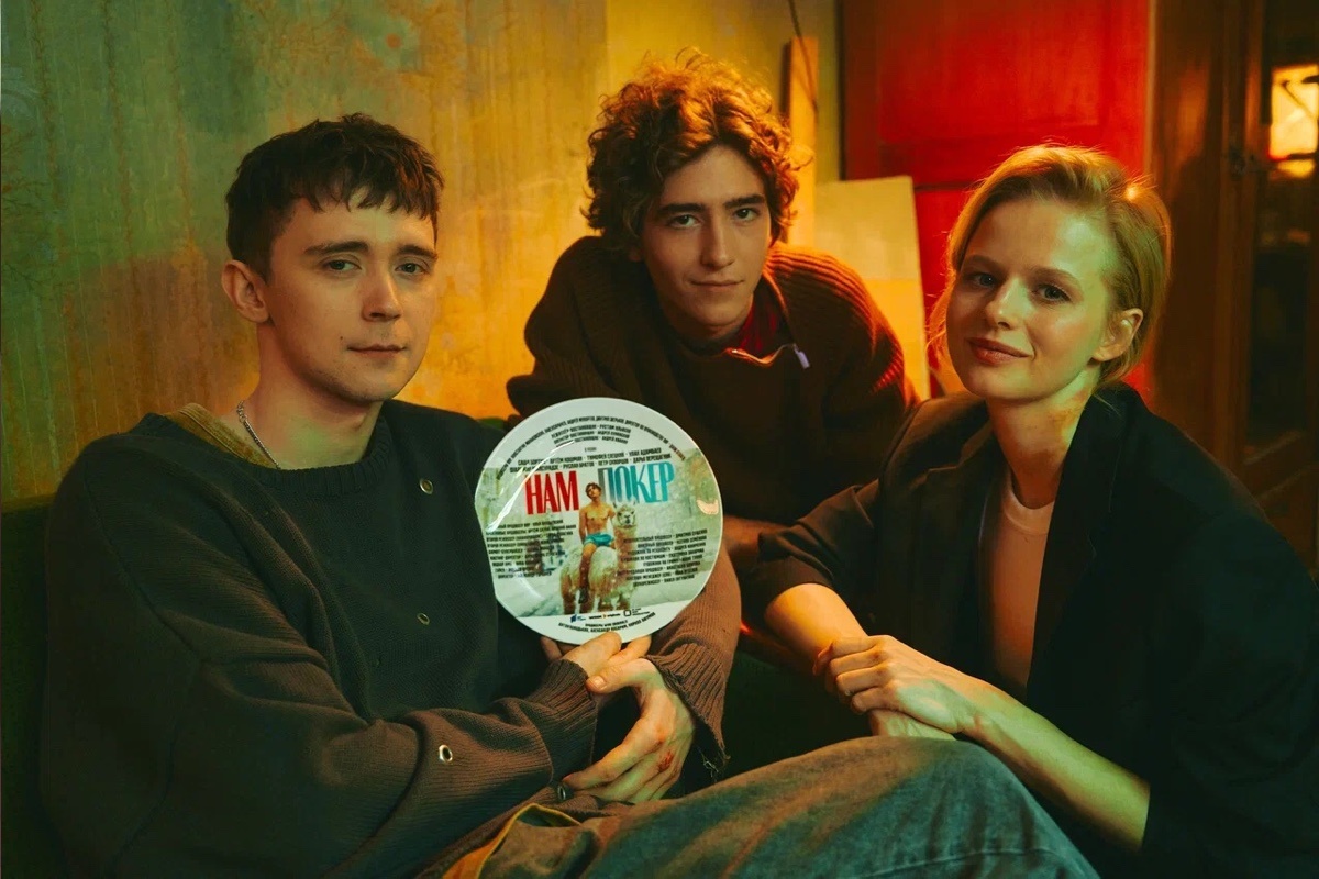 Пресс-служба Wink📷Александра Бортич, Артем Кошман, Тимофей Елецкий, фото со съемок сериала «Нам покер»