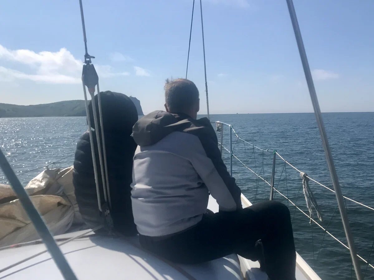    На Камчатке в июле может быть солнечно, но купальнику туристы предпочитают куртки. Фото АТОР