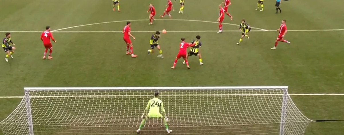 Хусанов забивает  гол после рикошета 