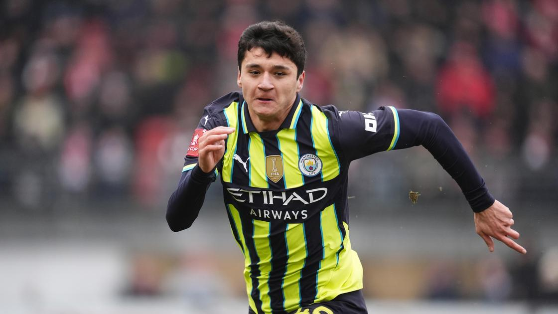 Хусанов в матче против клуба "Лейтон Ориент"