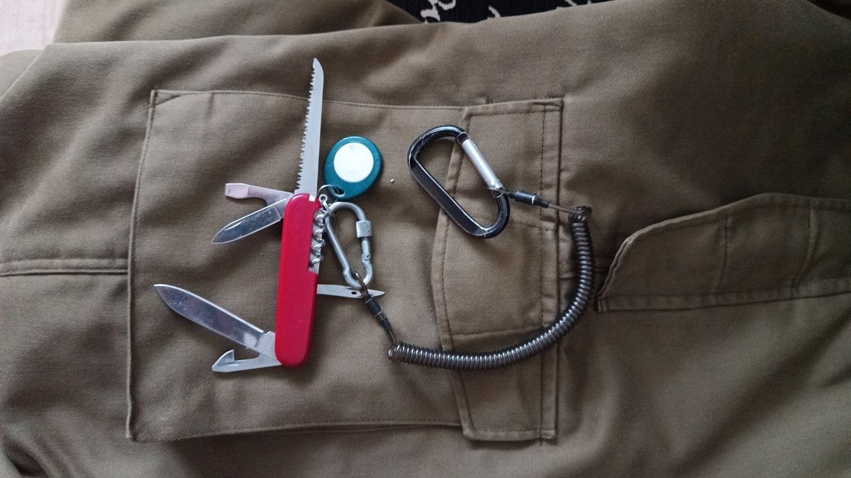 Складной нож. Да, имеет место быть, но зачем? Как в лесу может пригодится? Сам нож короткий и хлипкий, пила, что пилить? Зачем отвёртка и штопор, белочка не наливает ? 