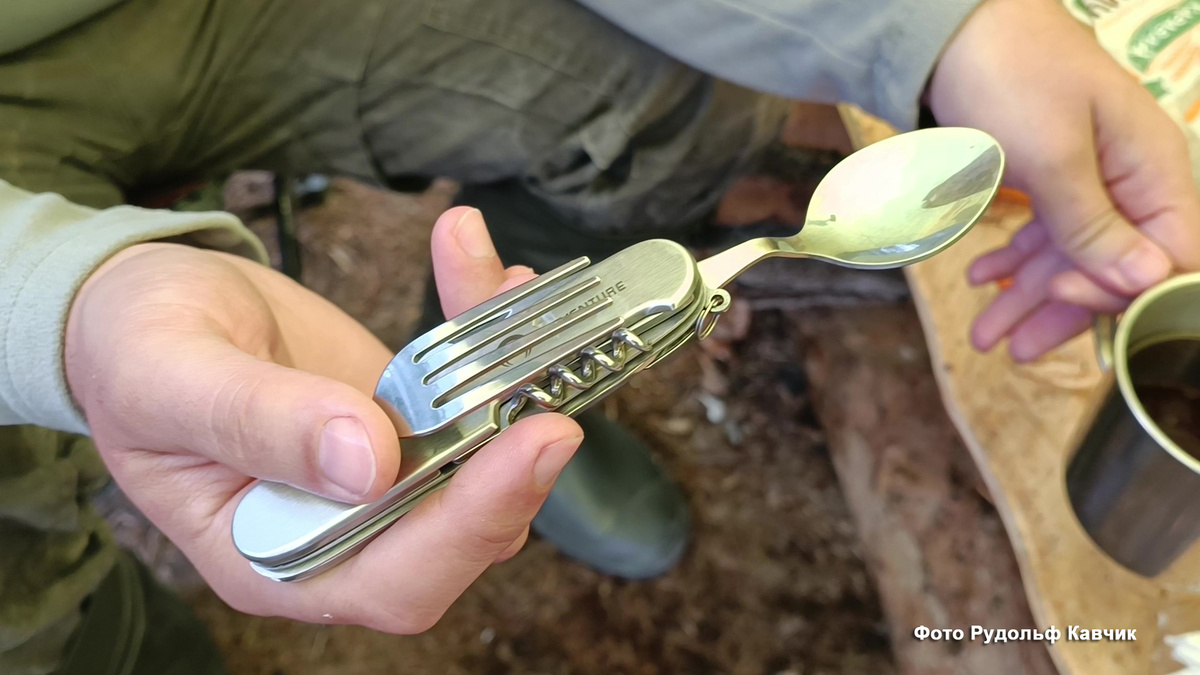 Потерять, так всё сразу :) А зачем штопор в лесу? Фото автора.