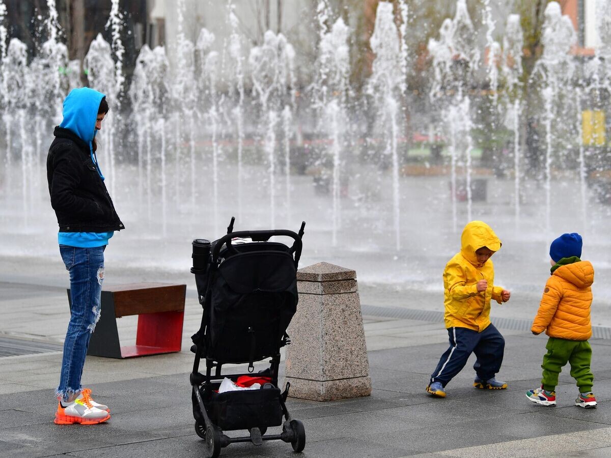    Женщина с детьми во время прогулки в Москве© РИА Новости / Алексей Майшев
