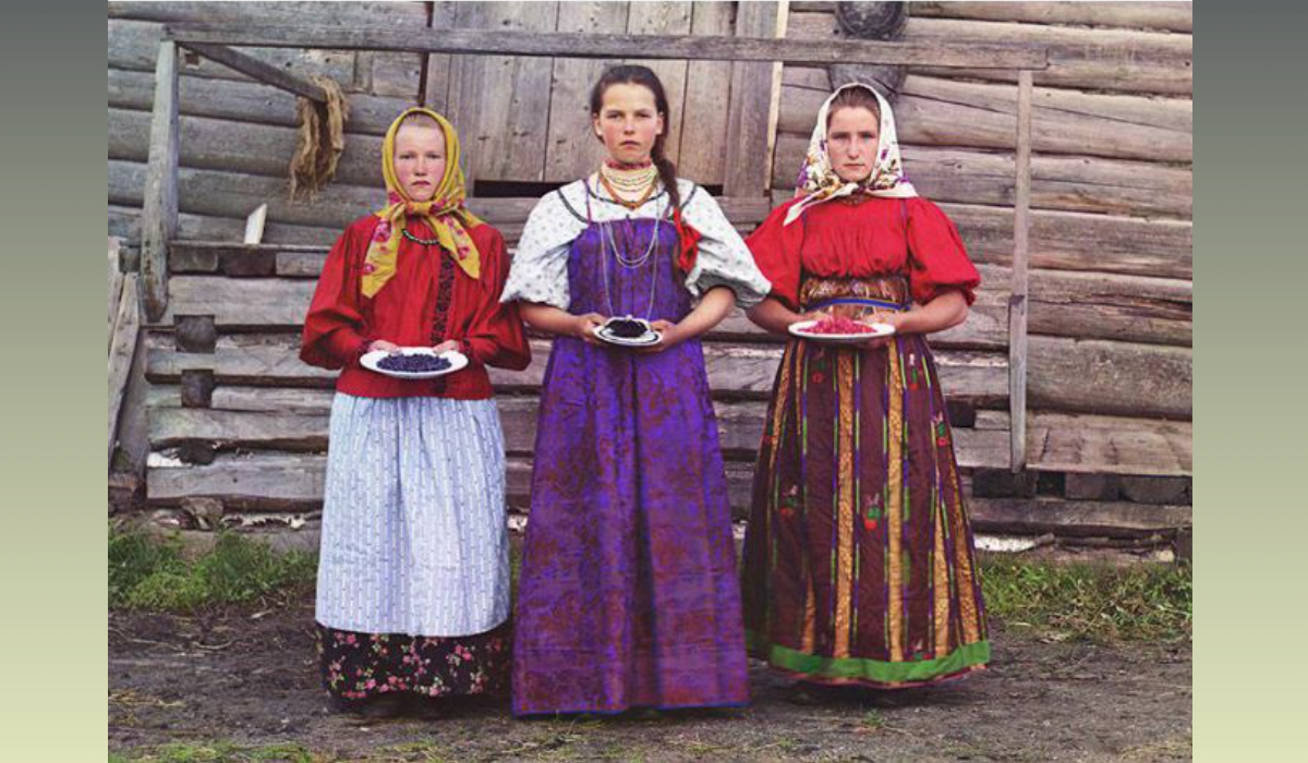 Фото С. М. Прокудина-Горского - Крестьянские девушки из Нижняя Топорня на реке Шексна,1909 год.