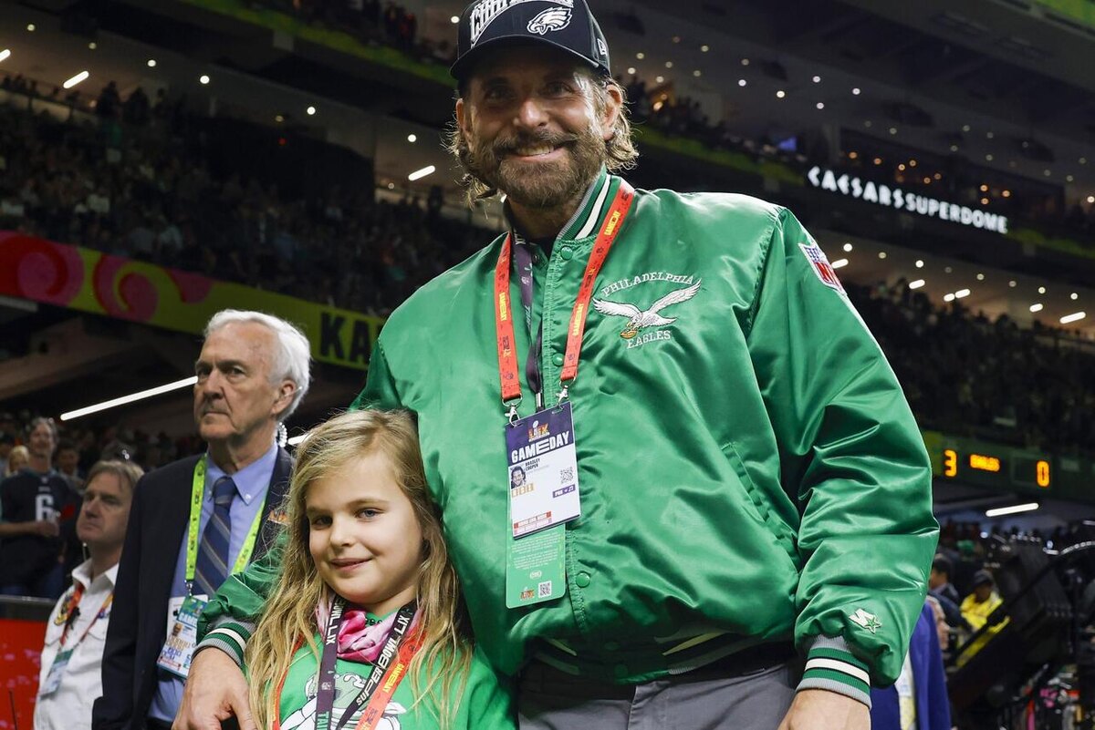    Брэдли Купер с дочкой Леей LEGION-MEDIA