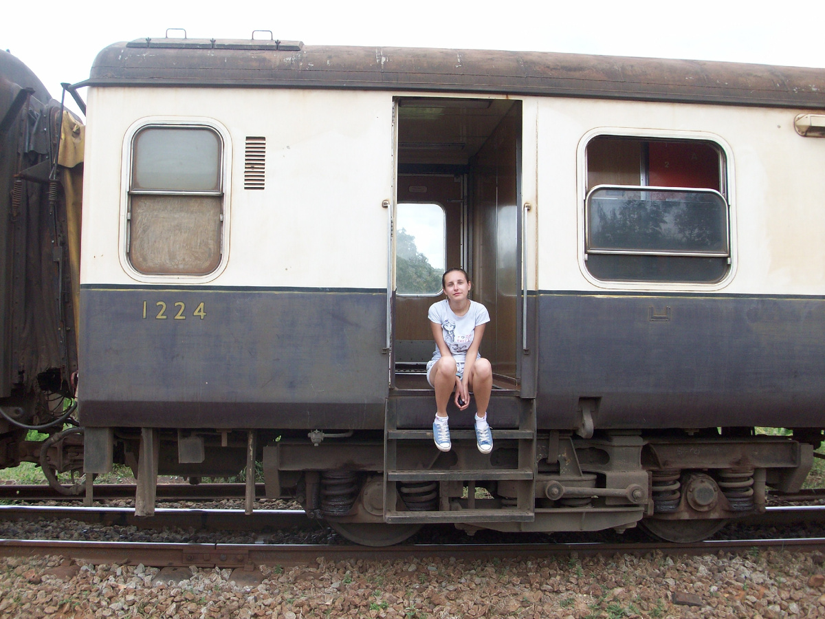 Тогда еще не МятНые кеды разъезжают по Кении на поезде. 2013 год