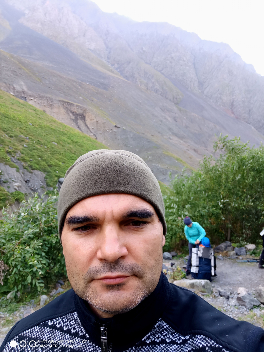 Сбор снаряжения перед входом утром 04.09.2024г. На заднем плане Хасанова Римма собирает рюкзак.