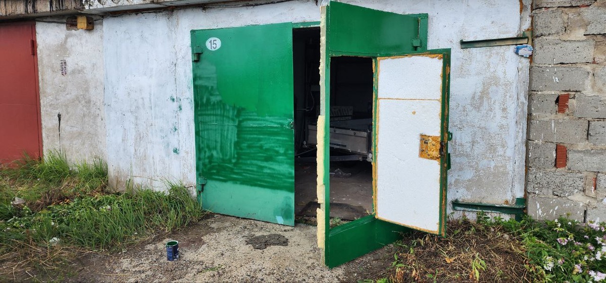 Мой прежний гараж был капитальной постройки советских времен — бетон и железо. С погребом, но без смотровой ямы. Располагался он на окраине города.