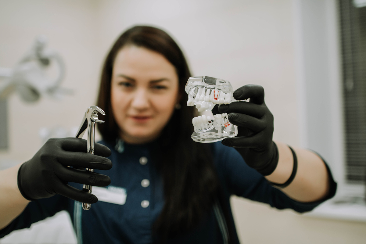 Коварность пародонтита в том, что на первых стадиях он протекает бессимптомно. 