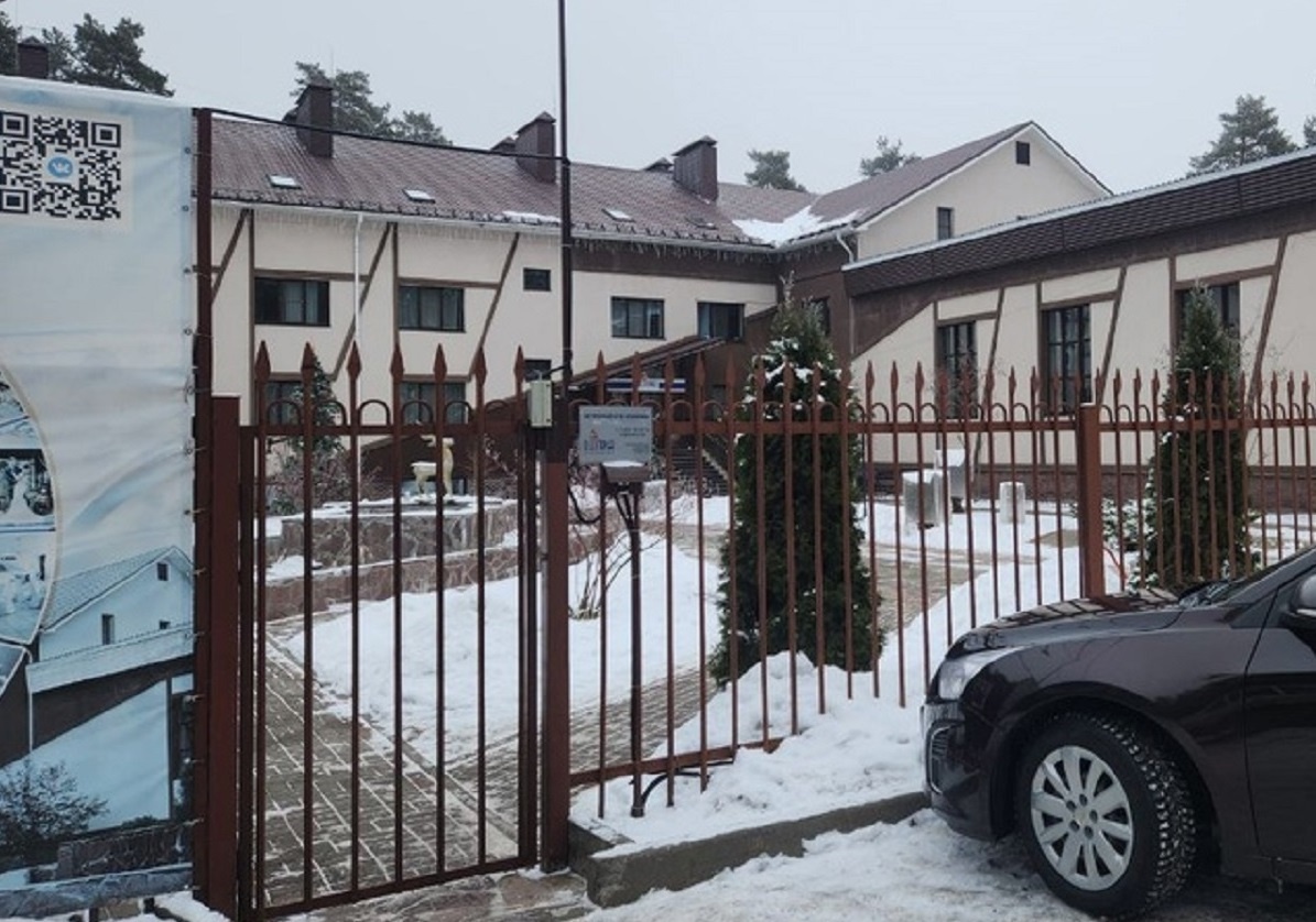    Пьяный налетчик вышиб калитку и прорвался на территорию, где отдыхали дети