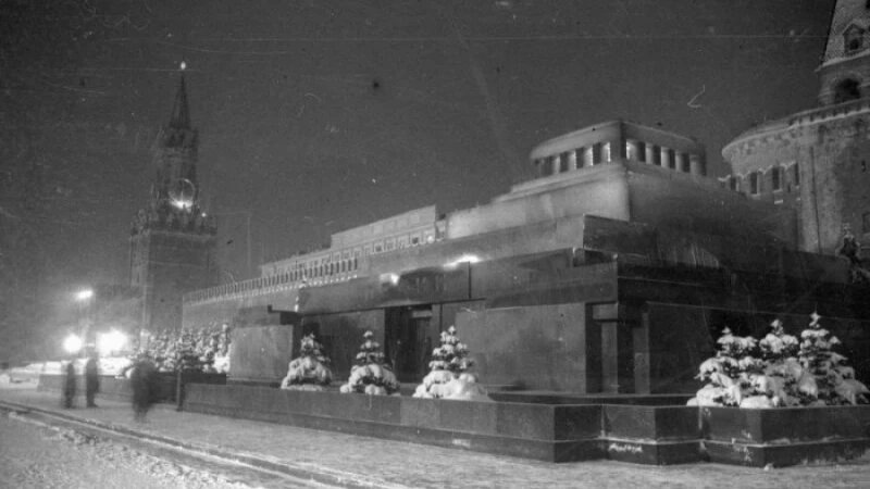     Мавзолей и Спасская башня зимней ночью, 1938 год Владислав Микоша/Мультимедиа арт музей, Москва / Московский дом фотографии