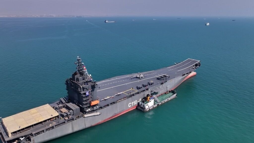 На борту Shahid Bagheri имеется 240-метровая полетная палуба для взлета и посадки вертолетов, и до 60 беспилотников, включая Qaher-313, обозначенные как JAS-313. Фото: иранские СМИ