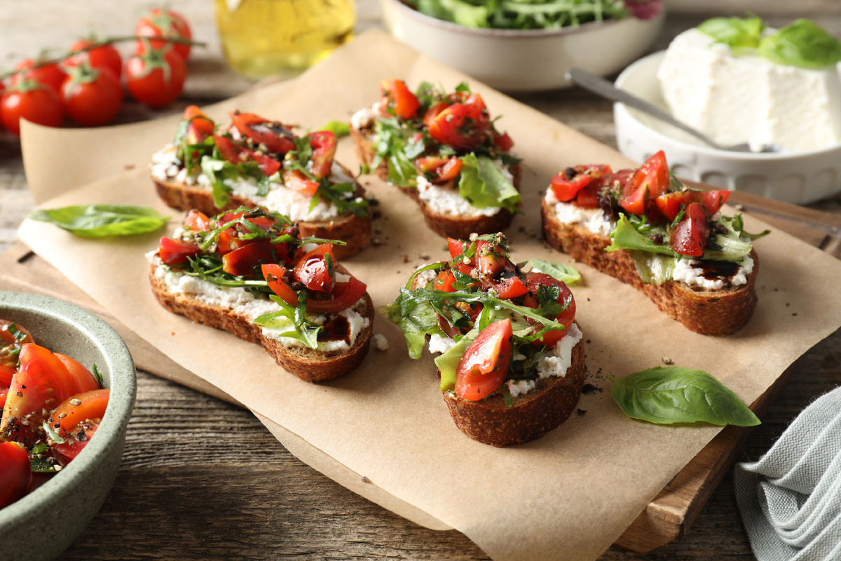 Брускетта с жареной курицей и рикоттой: итальянская закуска с изысканным вкусом