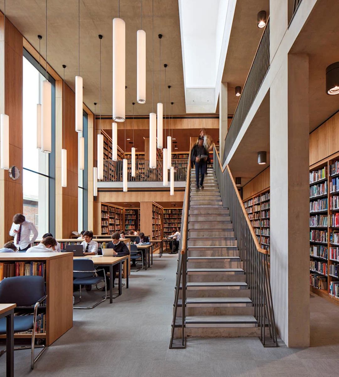 Библиотека в школе Лондона, фото из открытых источников