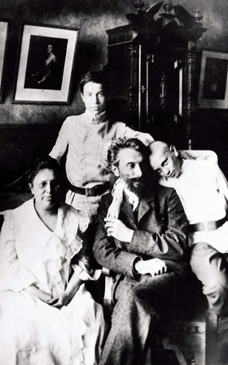    Борис Пастернак родился в 1890 году. Он был старшим из четырёх детей художника Леонида Пастернака и пианистки Розалии Пастернак. Дети росли в творческой атмосфере: в гостях у Пастернаков бывали композиторы и литераторы, среди которых — Лев Толстой и Александр Скрябин / Gettyimages.ru / Heritage Images