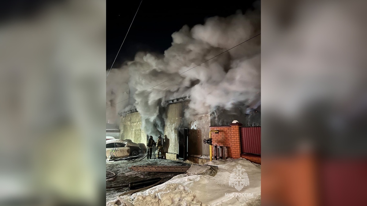    На Бульваре Юности в Оренбурге загорелся частный дом