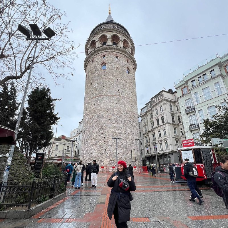 Я, довольная, около башни. Она находится в 3-4 минутах ходьбы от отеля.
