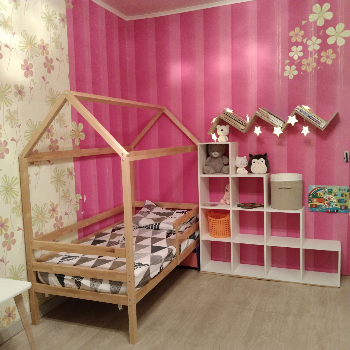 Вот такого цвета были обои в детской до покраски. Эта часть комнаты ближе к двери, уголок для Кристины. 