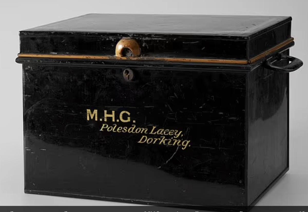 Черный металлический сундучок с инициалами MHG, фото из открытых источников 