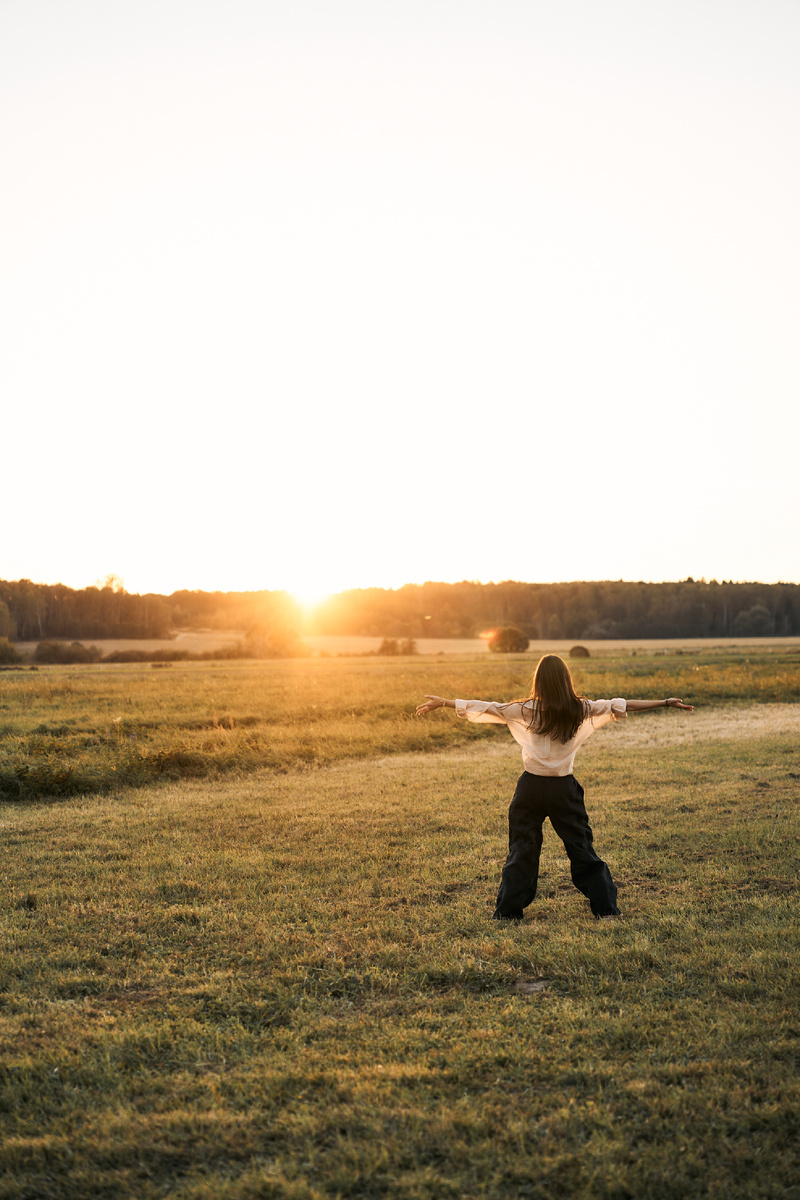 Это не просто делиться знаниями и навыками, опытом…
Это не просто поддерживать и направлять…
Это не просто поделиться своей силой…

Это иметь такой обьем энергии чтобы взять Человека и провести его по какому-то отрезку его пути где ему тяжело пройти одному. 
Это постоянно держать часть своего внимания на нем.
Это впустить его в свое поле близко и чувствовать его рядом, делиться ресурсами, вселить веру. 

Это нужно быть очень Большим. 
Изобильным. 
Сильным. 

Да, Дорогие…это Наставничество 

И сейчас уже норма иметь и Духовного Наставника, который помогает Тебе познавать Себя и свой внутренний мир, и Наставника, который ведет во внешнем мире, помогает проявляться и зарабатывать, дает технические инструменты. Потому что Гармония внутреннего и внешнего - вот что важно для Счастья. И нет смысла выстраивать внешнее если оно не синхронизировано с твоим настоящим внутренним. Результатом будет лишь разочарование и выгорание. 


Согласны?