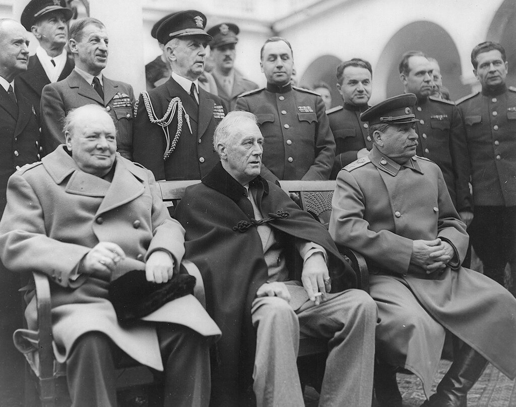 Слева-направо: премьер-министр Великобритании Уинстон Черчилль, президент США Франклин Делано Рузвельт, руководитель СССР Иосиф Виссарионович Сталин.
