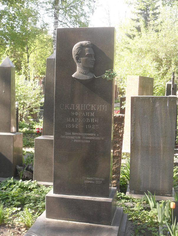 Источник - https://ru.wikipedia.org/wiki/Склянский,_Эфраим_Маркович