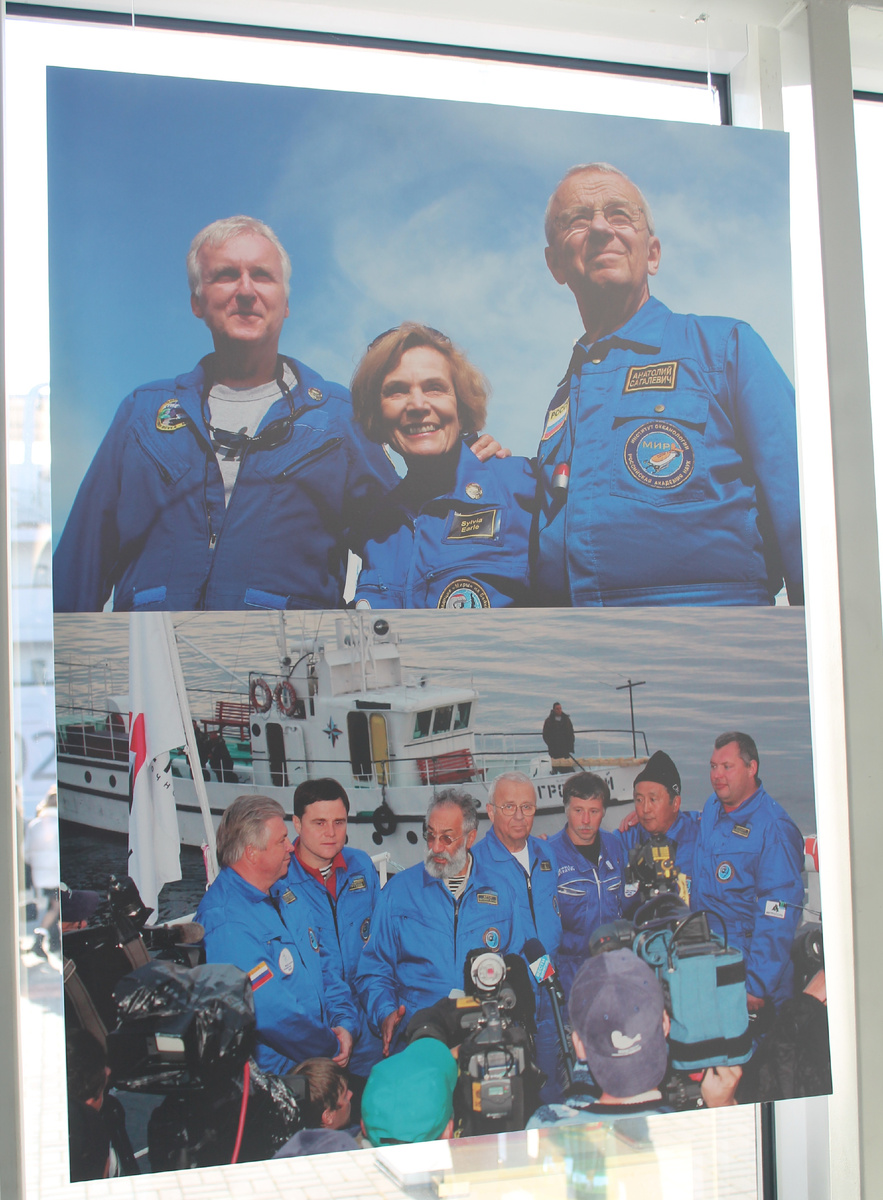 Это моя «фотка с фотки», поэтому кривая, простите. В верхней части Кэмерон слева, Сагалевич – справа. (Кэмерон – это такой режиссёр, первые два «Терминатора», вторые «Чужие» и пр., а Сагалевич – это такой учёный-исследователь, глубоководник, ГРФ, руководитель проекта «Мир»).