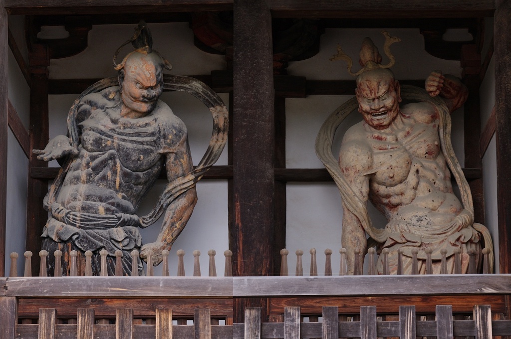 Статуи ни-о: в храме Хо:рю:-дзи в Нара