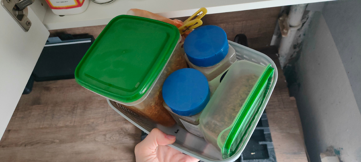 Прованские травы, чеснок, универсальная приправа из всяких трав (без соли, что очень круто) и хрустящий лук на хот доги