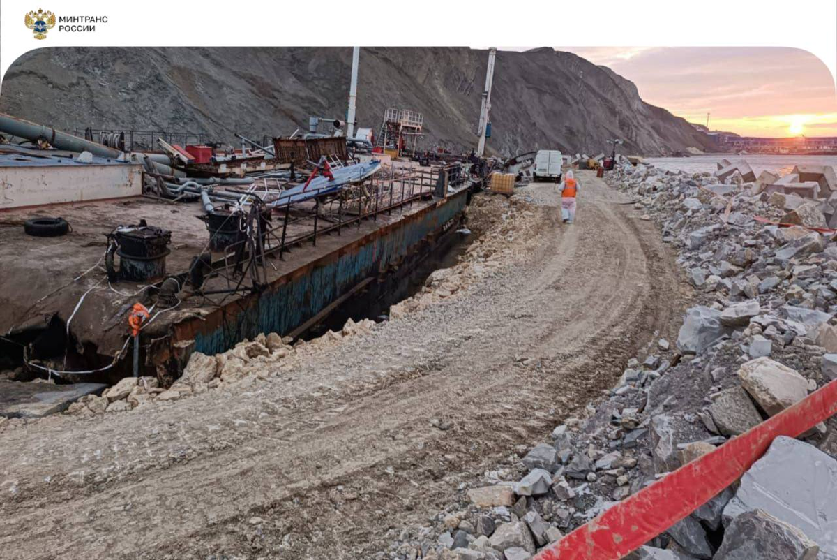 А это фото с места утилизации танкера с мазутом, выброшенного на берег. фото Минтранс