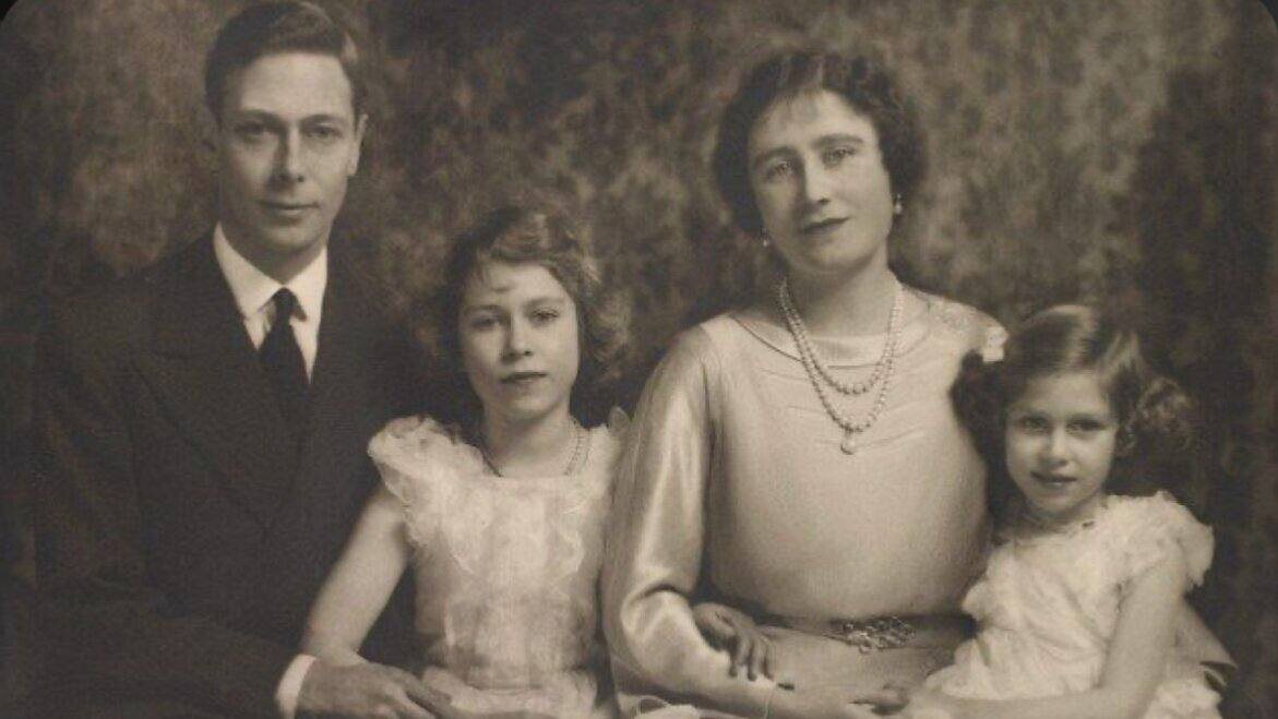 Елизавета, герцог и герцогиня Йоркские, с младшей сестрой Маргарет.