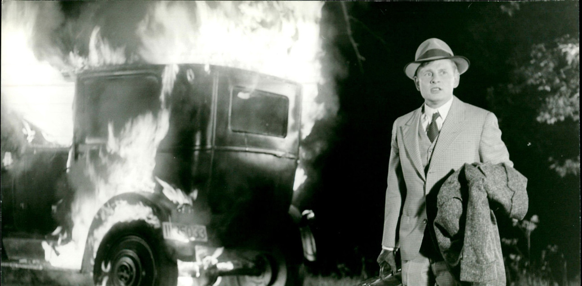 Эрих Тецнер в своем зеленом «опеле», двигаясь  на сравнительно небольшой скорости, налетел на столб. Удар был не очень сильным, 
но автомобиль все же загорелся