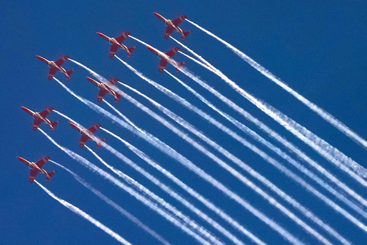 Авиационная пилотажная группа ВВС Индии "Сурья Киран" (Surya Kiran) на международной выставке Aero India 2025 на территории военно-воздушной базы Yelahanka в Бангалоре ©Нина Падалко/РИА Новости  📷