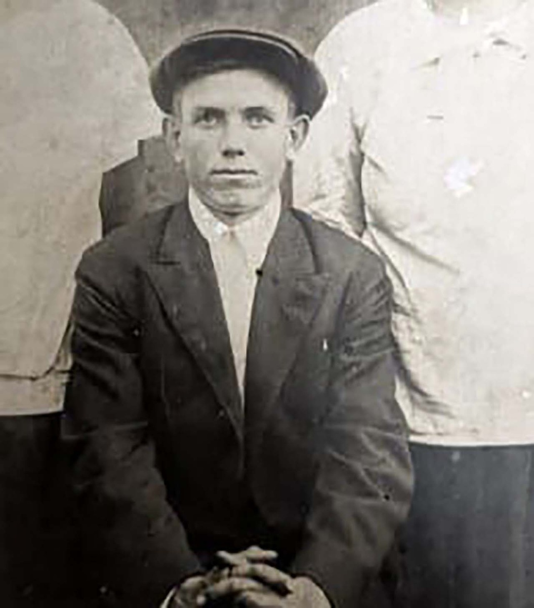 Совсем молодой парень. Ему предстояло пройти длинный путь по жизни и по войне