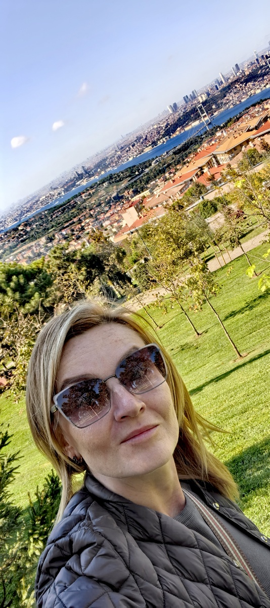 Вид из парка у большой мечети Чамлыджа.