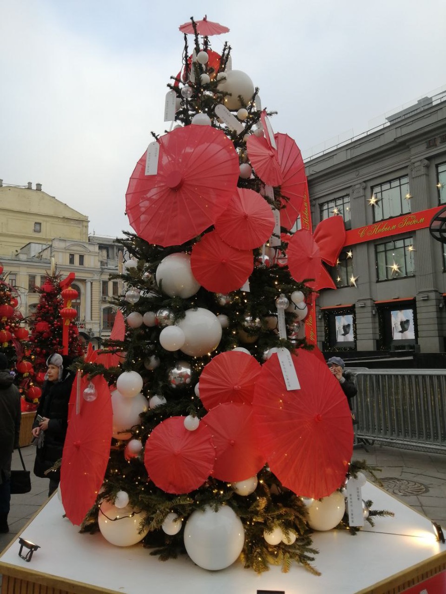 Украшения на китайский новый год в Москве.