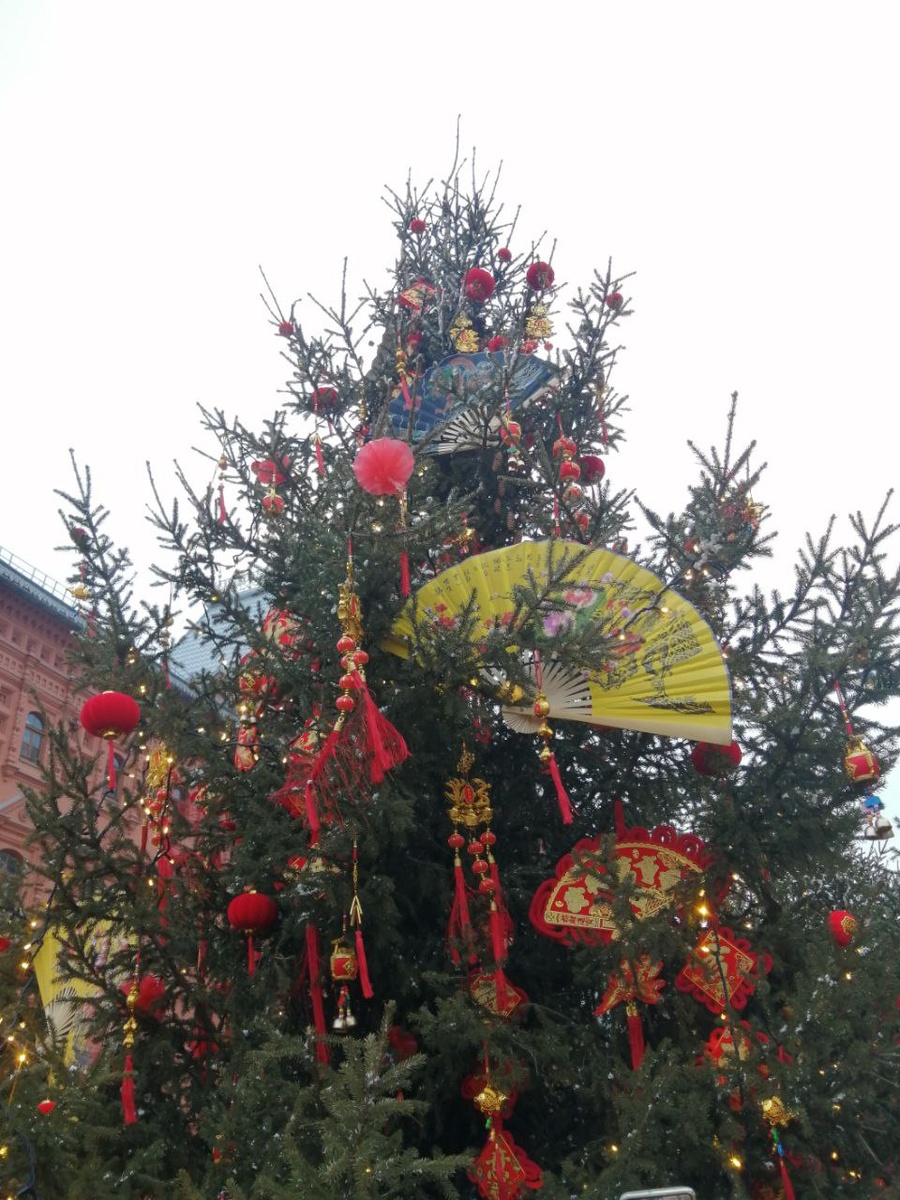 Украшения на китайский новый год в Москве.