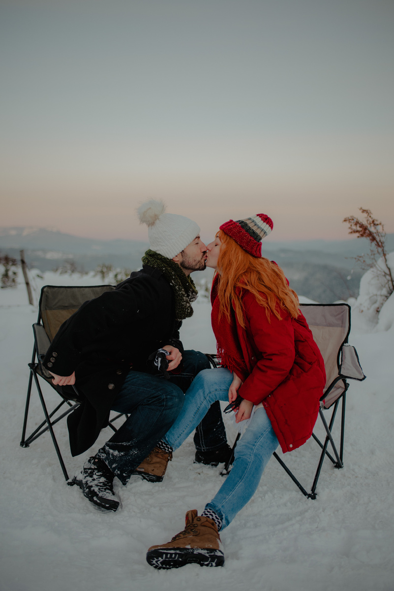 Источник: https://ru.freepik.com/premium-photo/couple-embracing-snow-covered-landscape-against-sky_124708704.htm#fromView=search&page=1&position=34&uuid=b5b1ed2c-95c0-4004-b1ac-8c5ea268c401&query=%D1%80%D0%BE%D0%BC%D0%B0%D0%BD%D1%82%D0%B8%D0%BA%D0%B0+%D0%BF%D0%B0%D1%80%D0%B0+%D0%B7%D0%B8%D0%BC%D0%B0