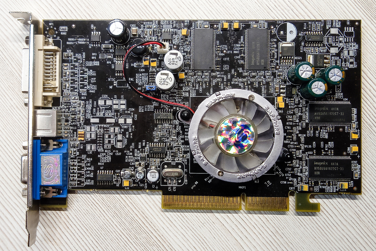 Видеокарта SAPPHIRE ATI Radeon 9600 XT 256Mb DDR (вид спереди).