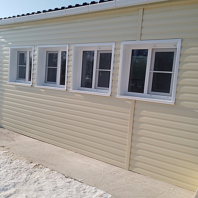 Окна пластиковые. Тут все таки и стены достраивали, чтоб окна вставить.