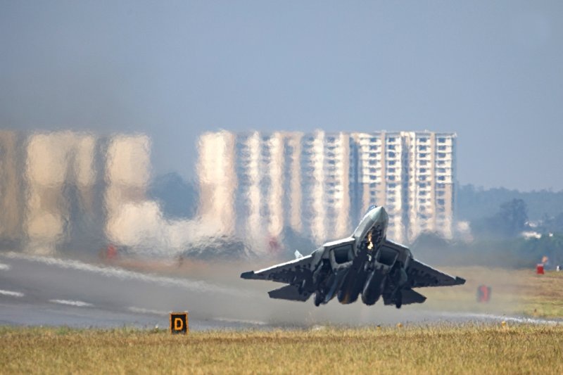 Самолёт поше на взлет.  фото: картинки яндекса.