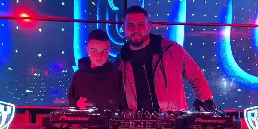    Иван (слева) за диджейским пультом.Предоставлено Еленой Русиновой